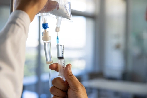 доктор готовит капельницу для вывода из запоя